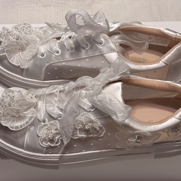 Betsy Johnson SB-Pryce Ivory Sneakers with 3D Flowers 9.5  Lace Up NWT - Picture 2 of 9